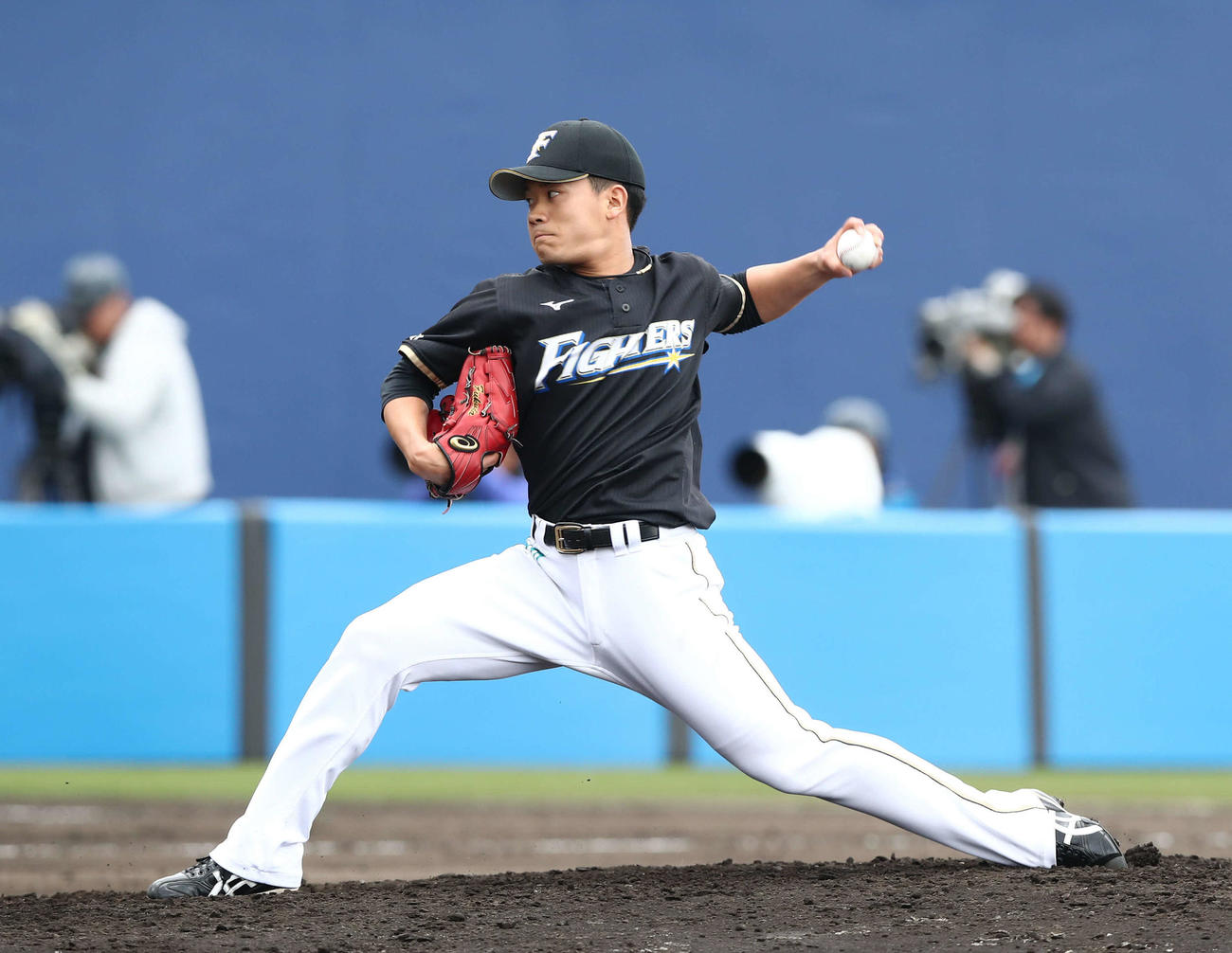 日本ハム紅白戦　5回に登板し打者を3人で抑える福田（撮影・黒川智章）