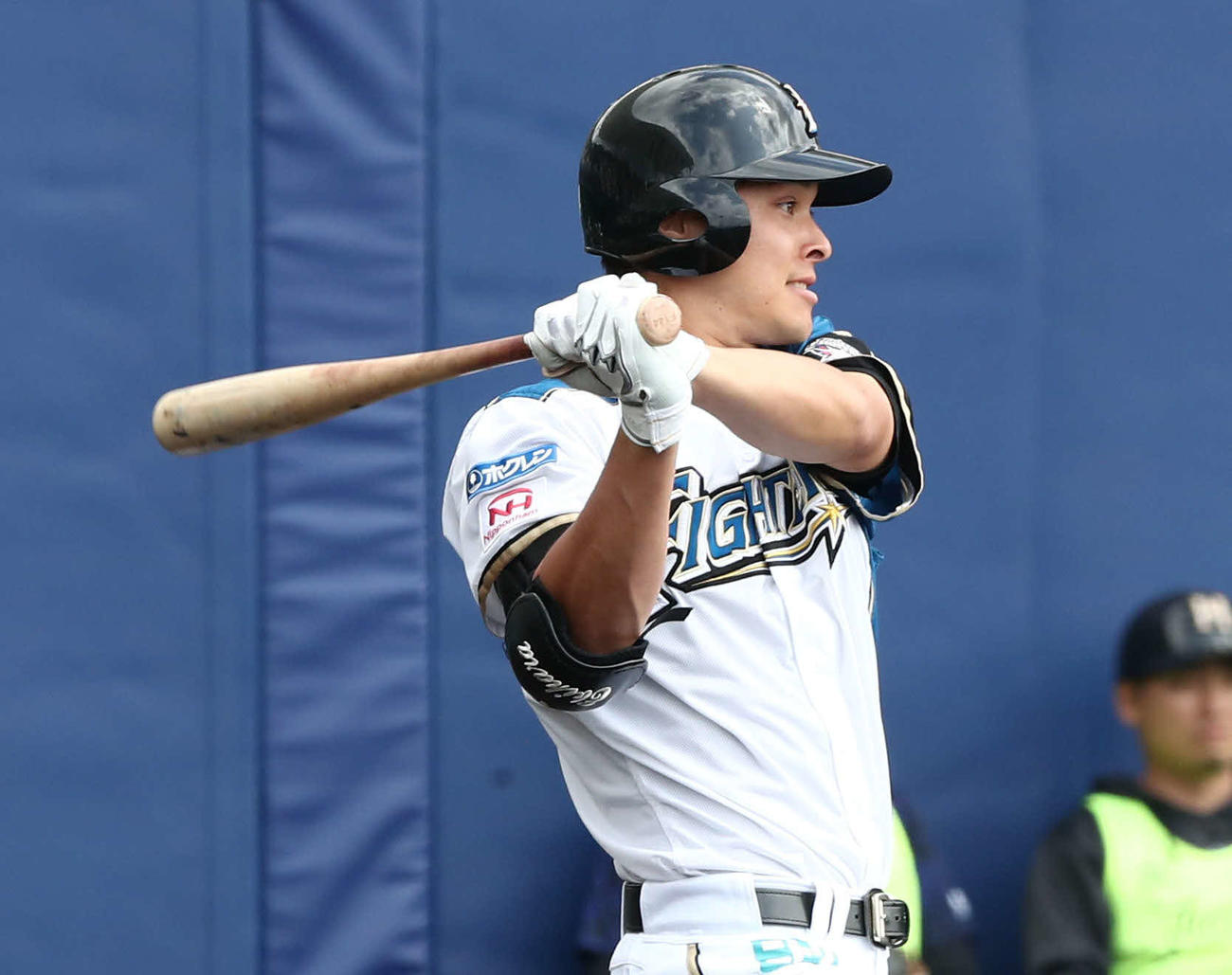 日本ハム紅白戦　1回裏白組1死二塁、中前打を放つ海老原（撮影・黒川智章）