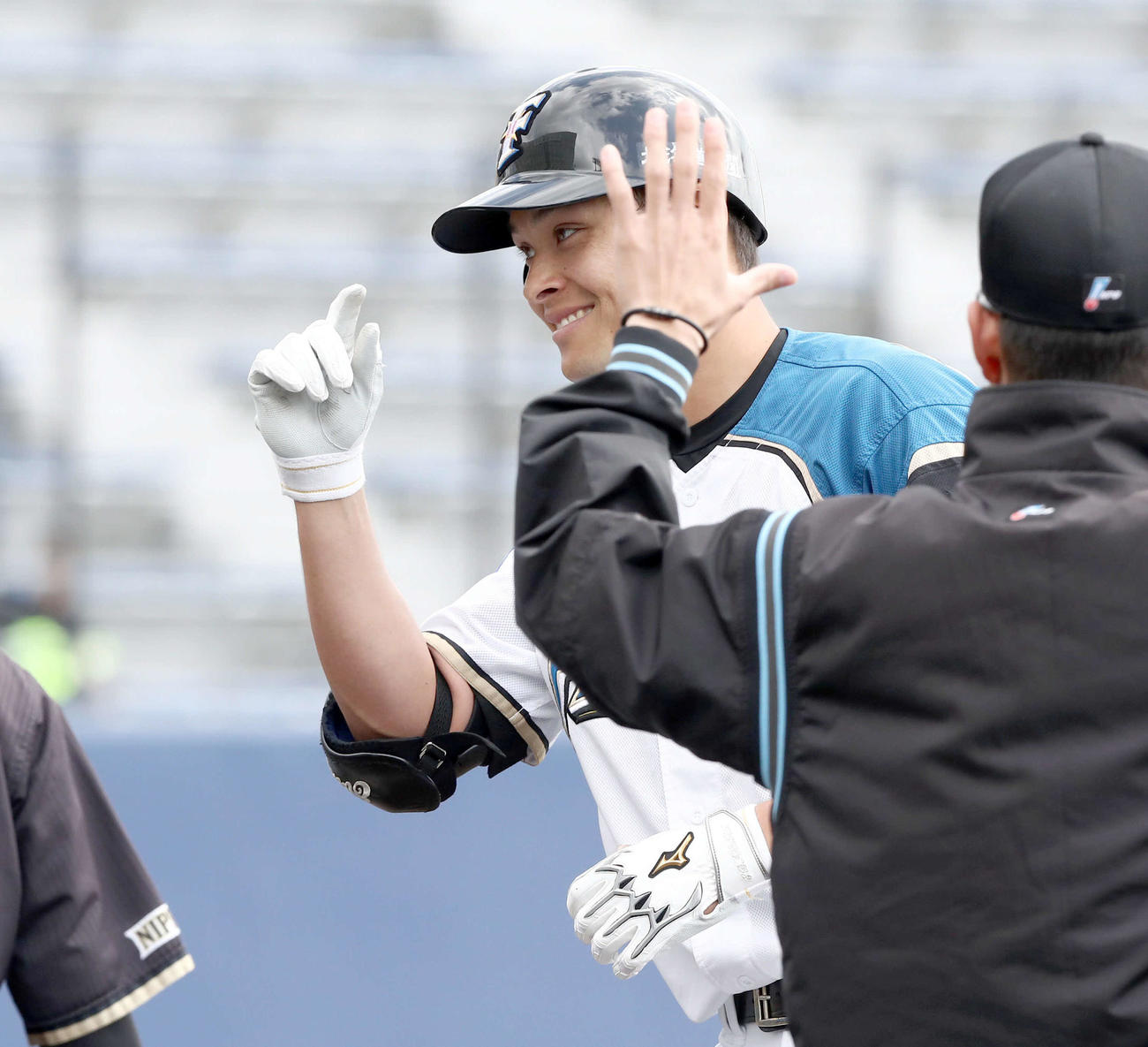 日本ハム紅白戦　1回裏白組1死二塁、中前打を放ち笑顔の海老原（撮影・黒川智章）