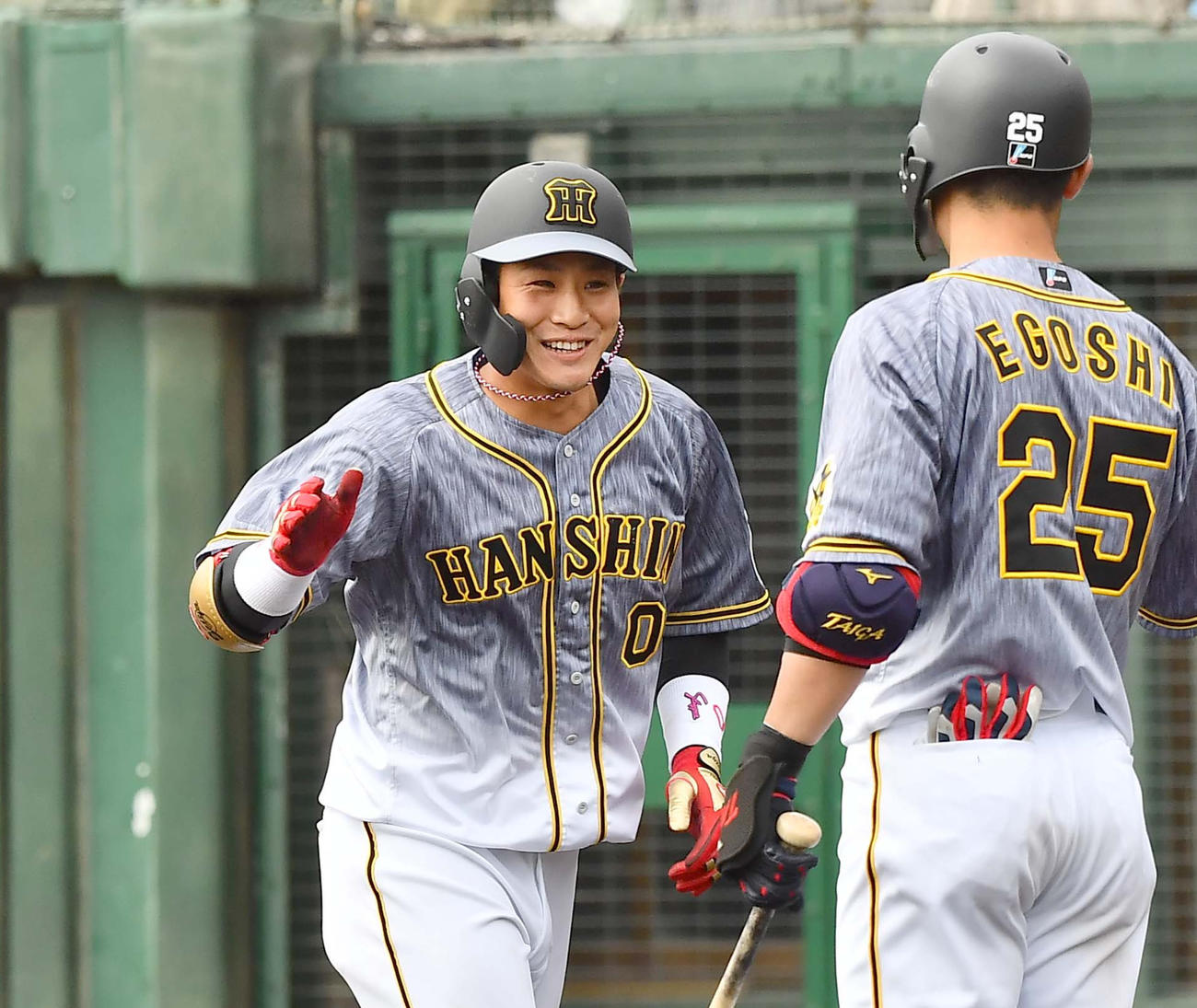 4回表阪神2死一、二塁、中越えに3点本塁打を放つ木浪聖也（撮影・上田博志）