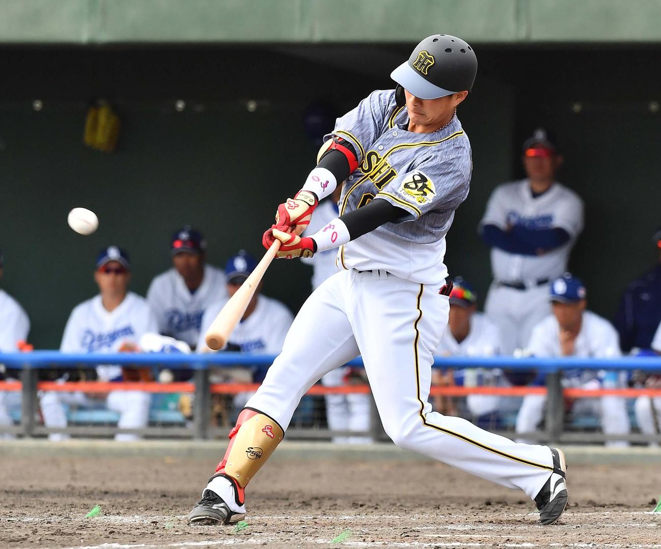 4回表阪神2死一、二塁、木浪は中越え3点本塁打を放つ（撮影・上田博志）