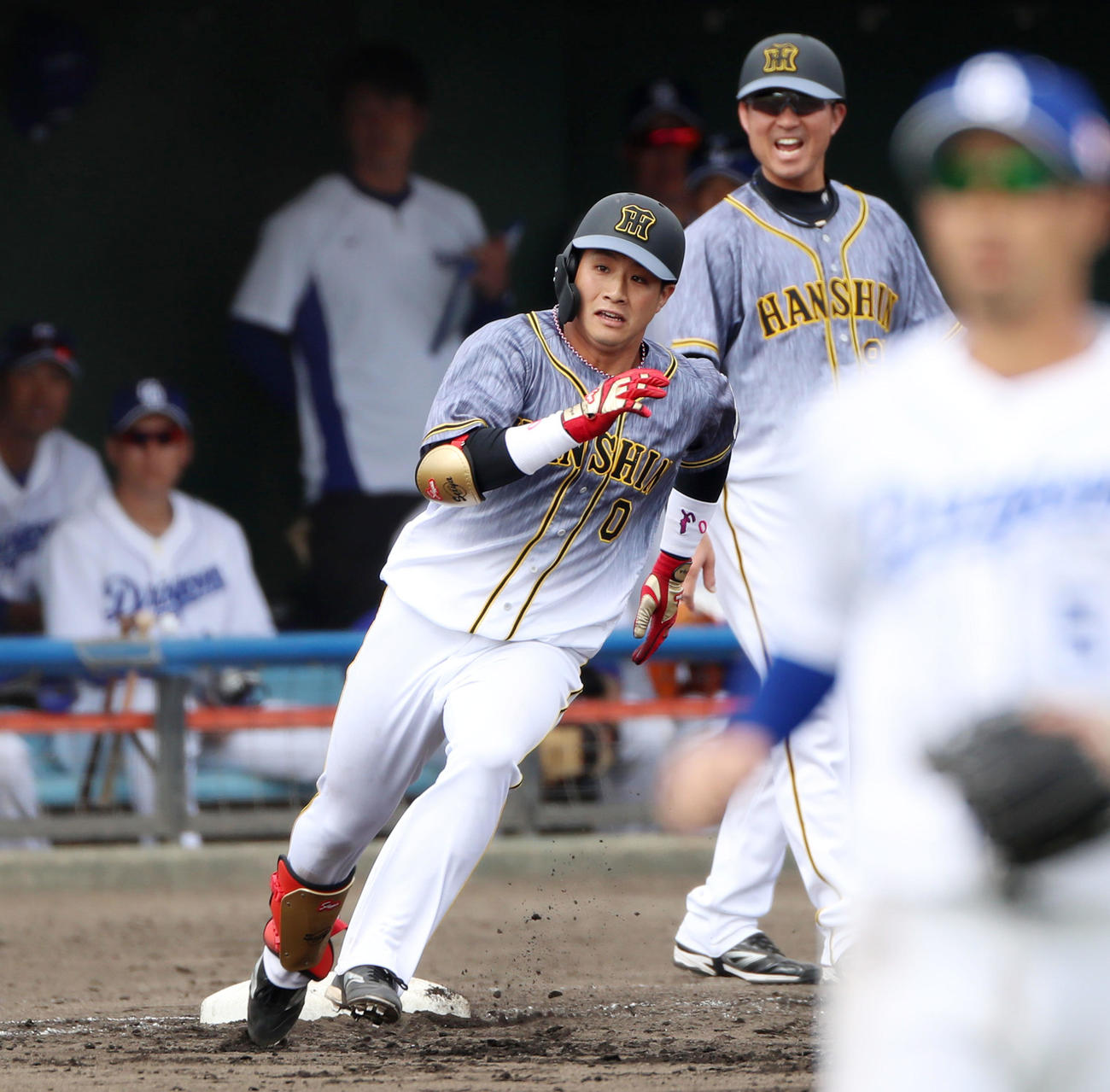 4回表阪神2死一、二塁、木浪は右越え3点本塁打を放ち一塁を回る（撮影・加藤哉）