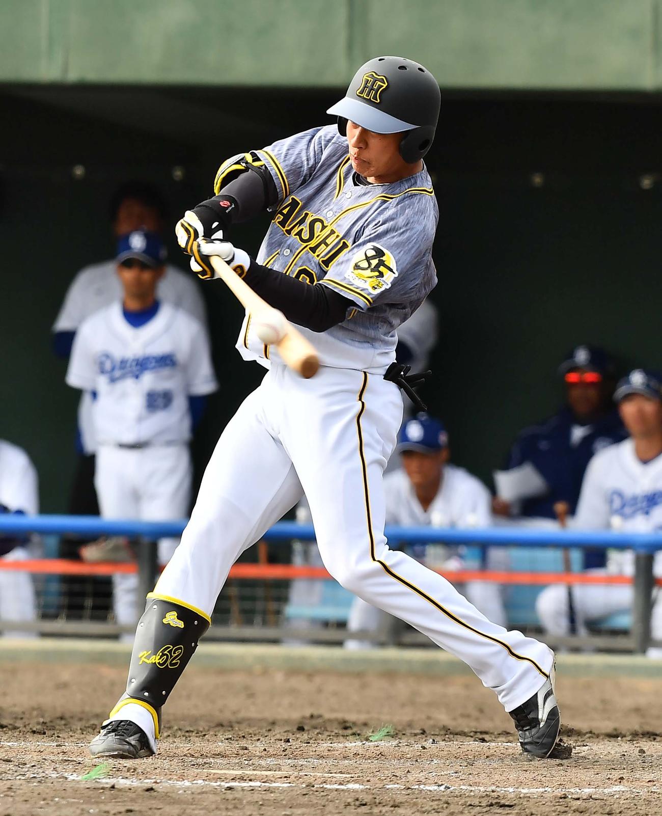 中日対阪神練習試合　5回表阪神無死三塁、左犠飛を放つ植田海（撮影・上田博志）