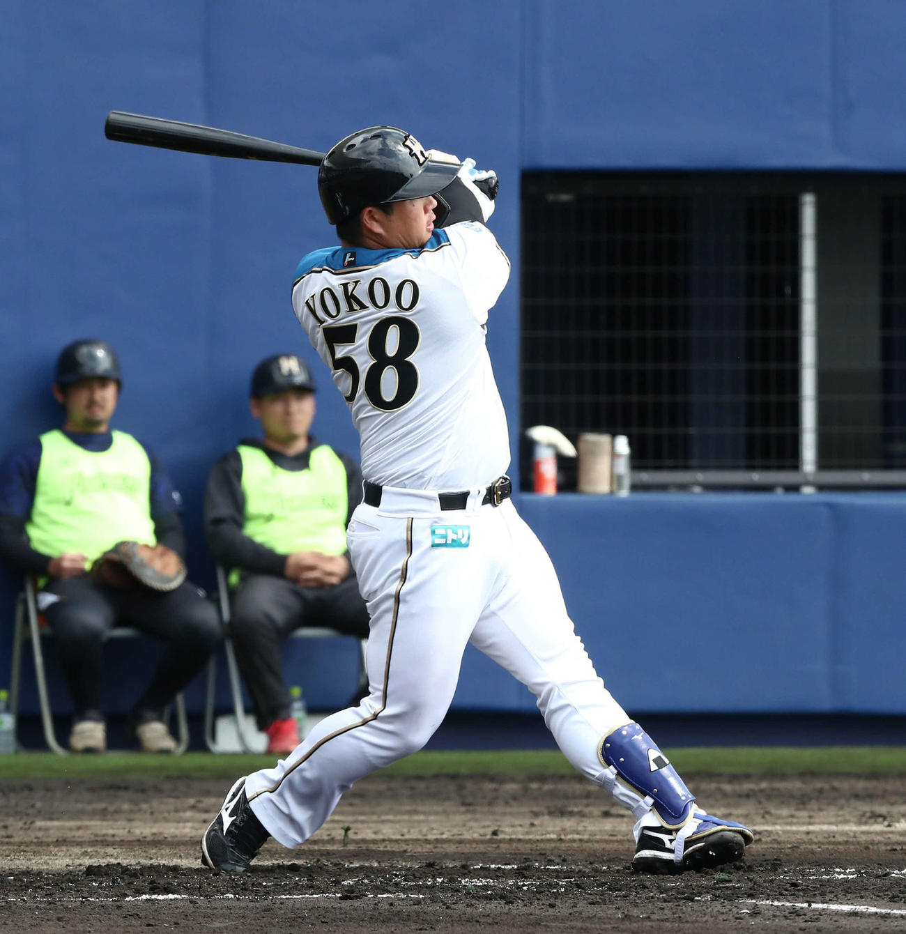 日本ハム紅白戦　1回裏白組1死二、三塁、左越え2点適時二塁打を放つ横尾（撮影・黒川智章）