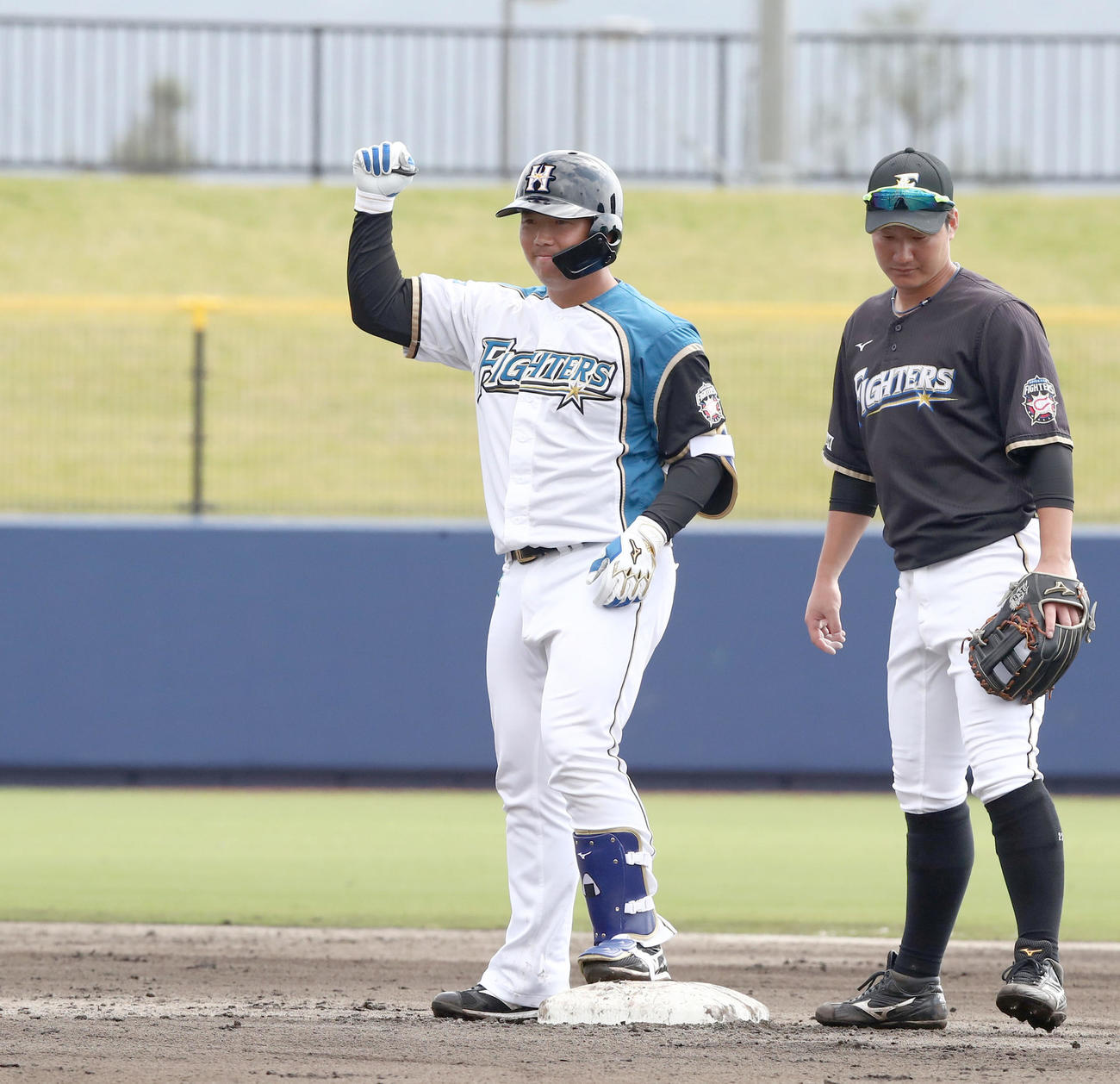 日本ハム紅白戦　1回裏白組1死二、三塁、左越え2点適時二塁打を放ちガッツポーズの横尾（撮影・黒川智章）