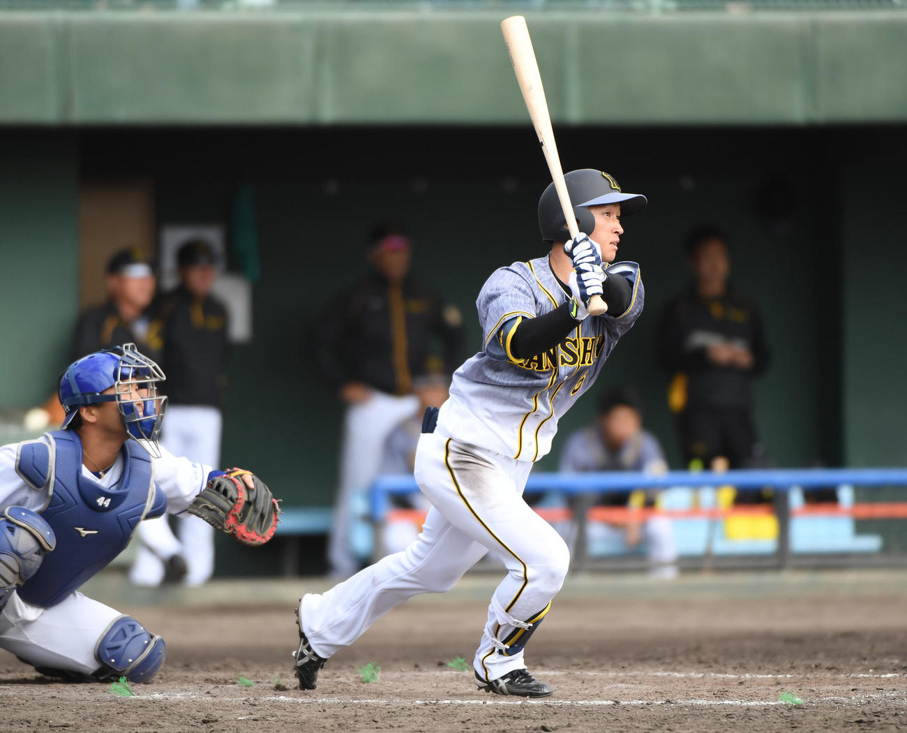 中日対阪神　5回表阪神無死一、二塁、近本は右越え逆転2点適時三塁打を放つ（撮影・森本幸一）