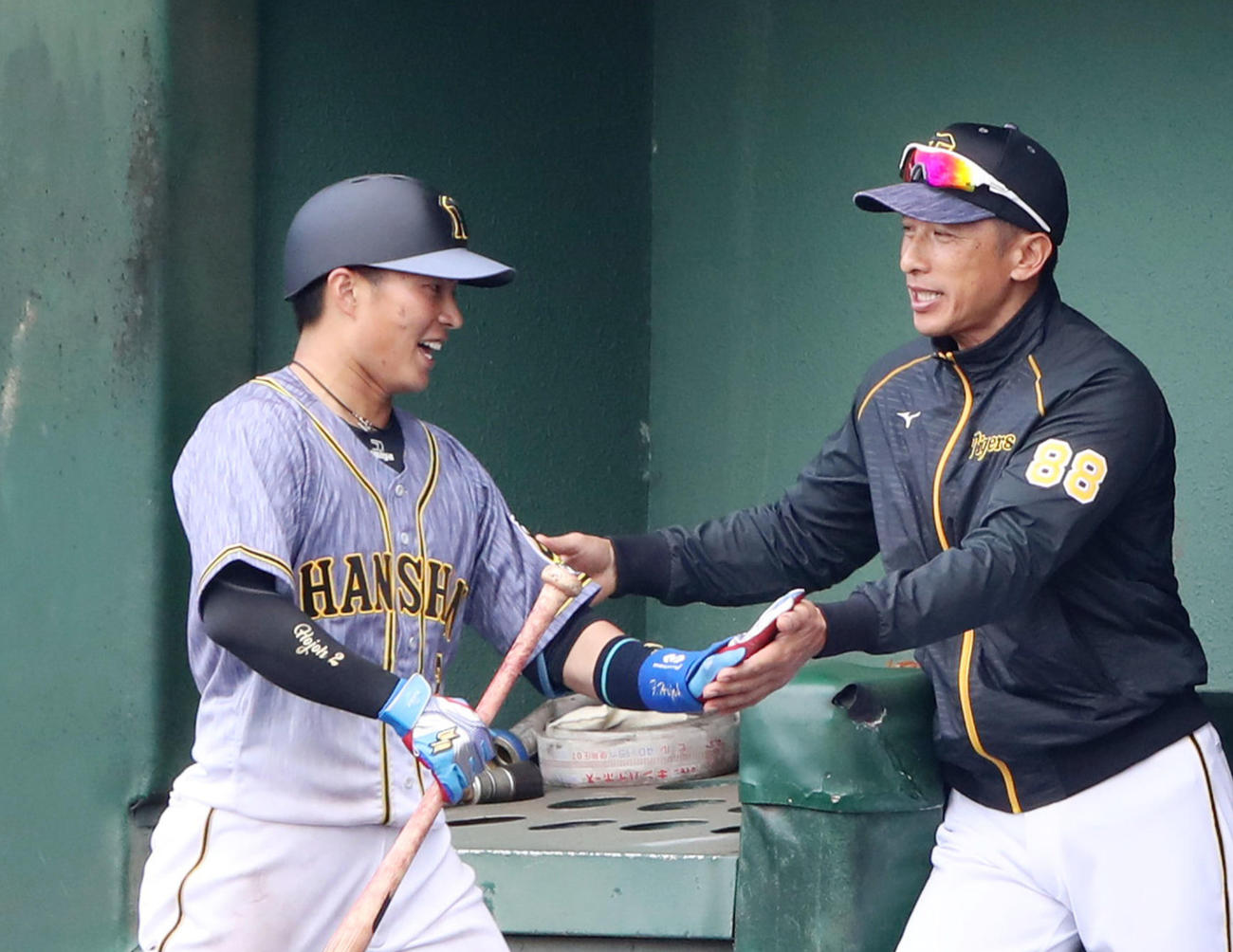 中日対阪神　9回表阪神1死、北條は中越え本塁打を放ちベンチで矢野監督（右）とタッチする（撮影・加藤哉）