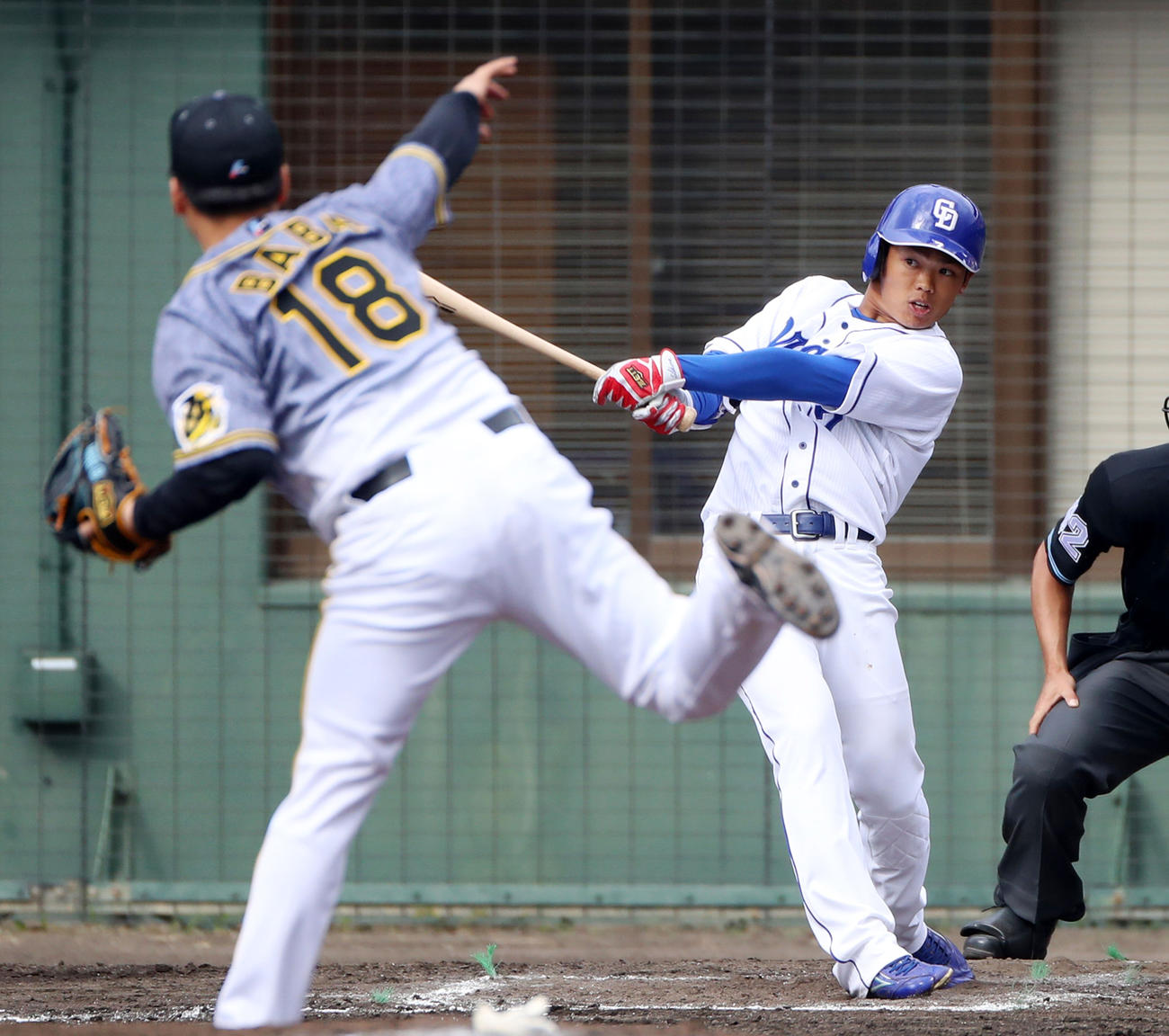 7回裏中日1死、根尾は右前打を放つ（撮影・加藤哉）