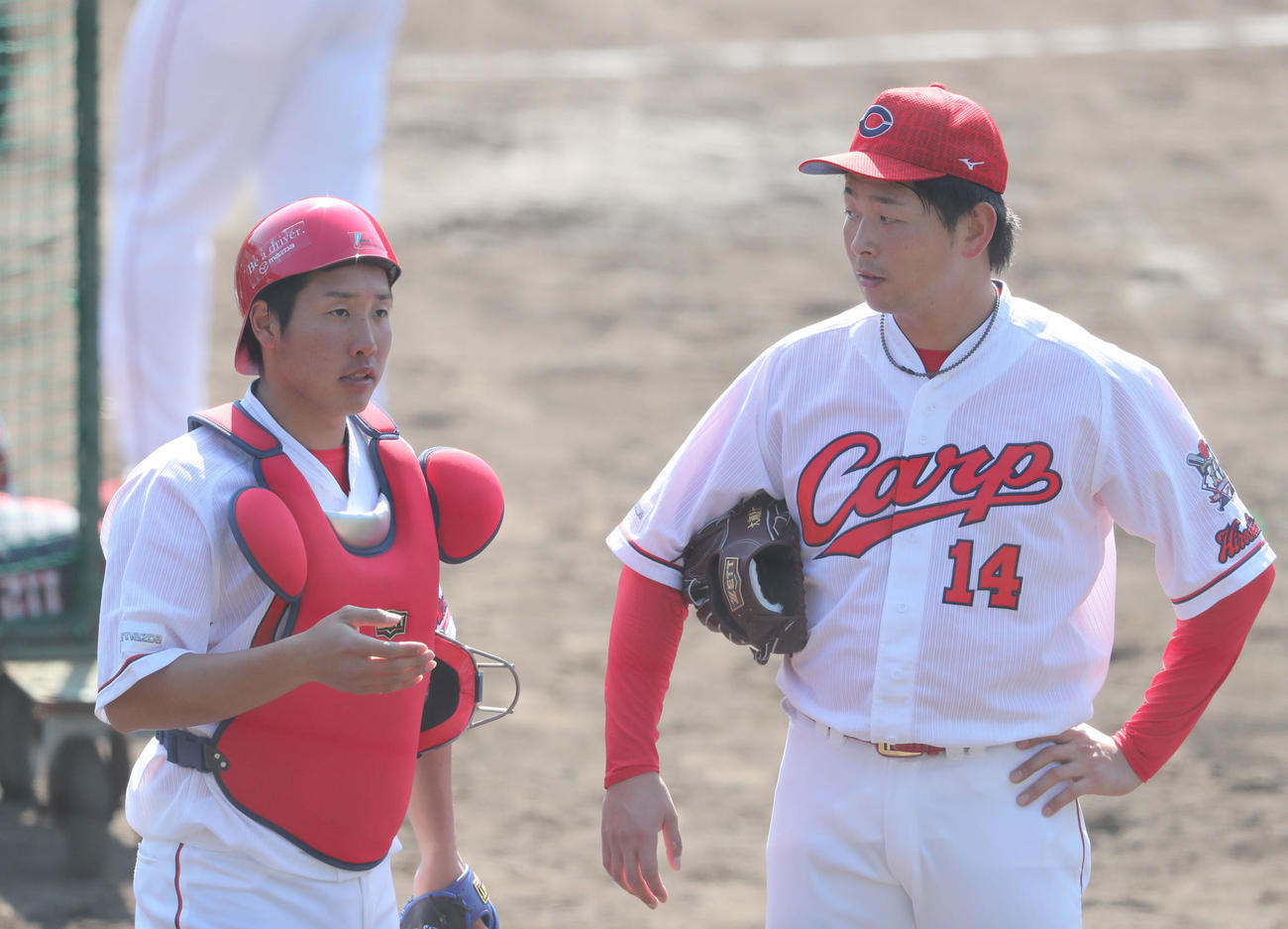 フリー打撃で投げ終えた大瀬良は球を受けた石原貴と話をする（撮影・梅根麻紀）