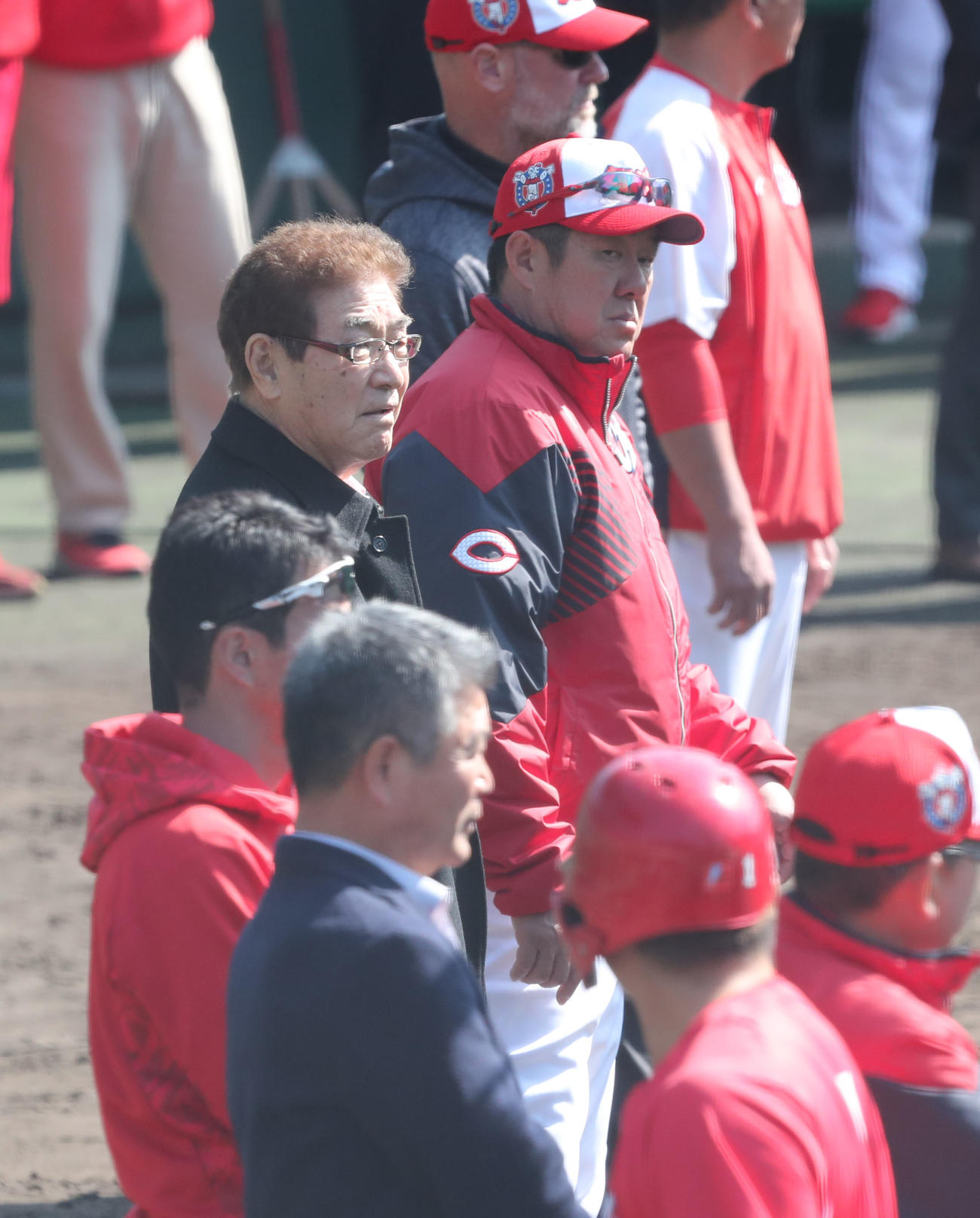 キャンプを視察に訪れた山本浩二氏、奥は佐々岡監督（撮影・梅根麻紀）