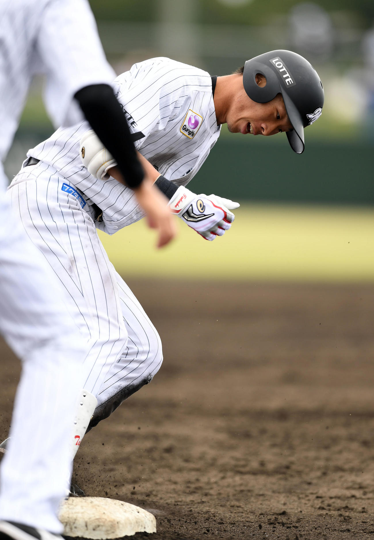 2回裏ロッテ2死満塁、左中間へ3点適時三塁打を放った後、右手を気にするそぶりを見せる高部（撮影・横山健太）