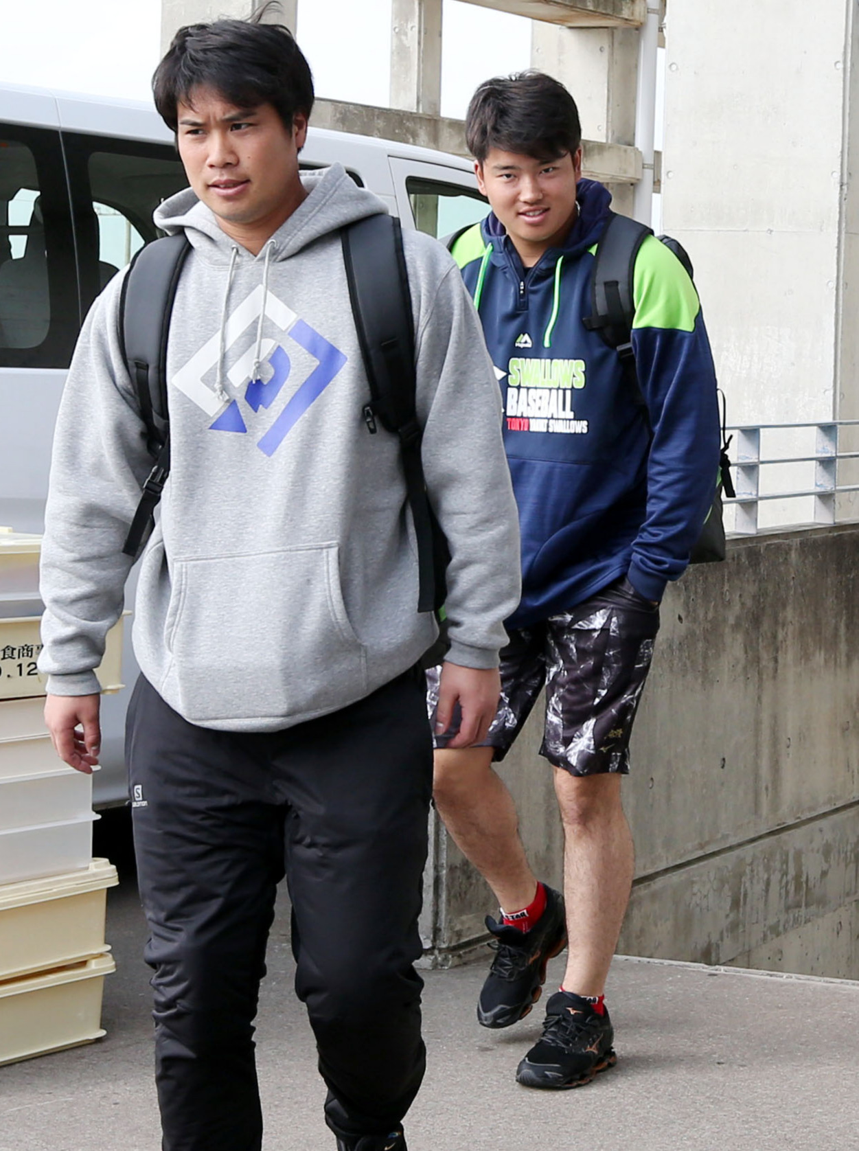 別メニュー調整し、引き揚げるヤクルト奥村（左）と村上（撮影・狩俣裕三）