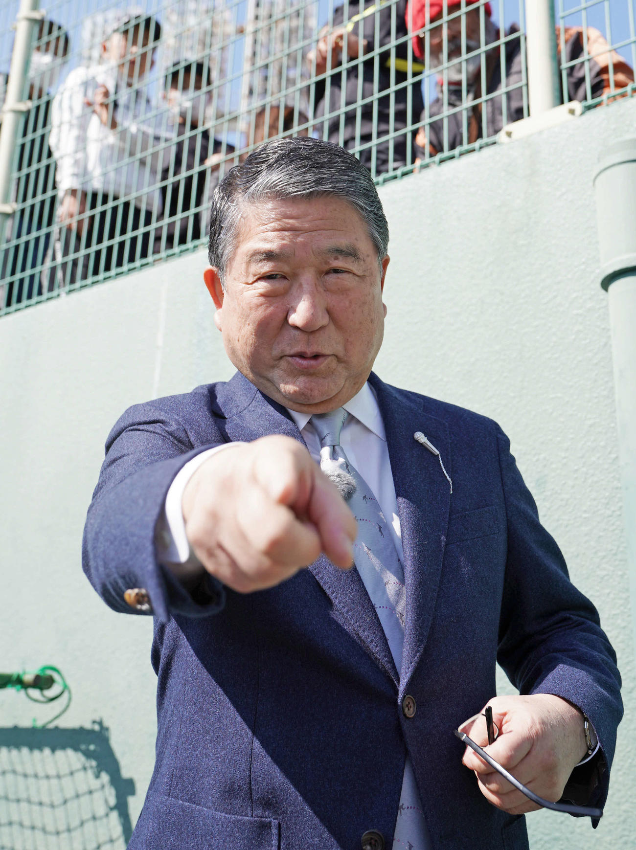 「徳光和夫の週刊ジャイアンツ」の取材でグラウンドに登場した徳光和夫氏（撮影・加藤諒）