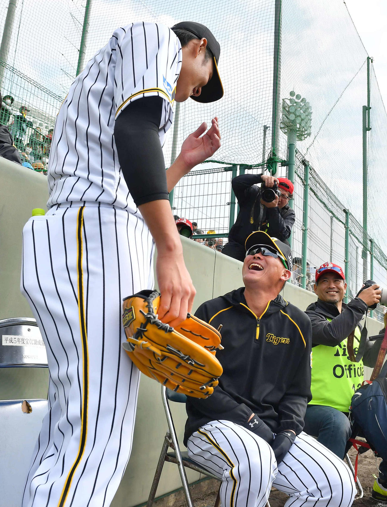 阪神対日本ハム練習試合　2イニング無失点に抑えた藤浪晋太郎（左）に「ナイスピッチング」と笑顔で声を掛ける福留孝介（撮影・上田博志）