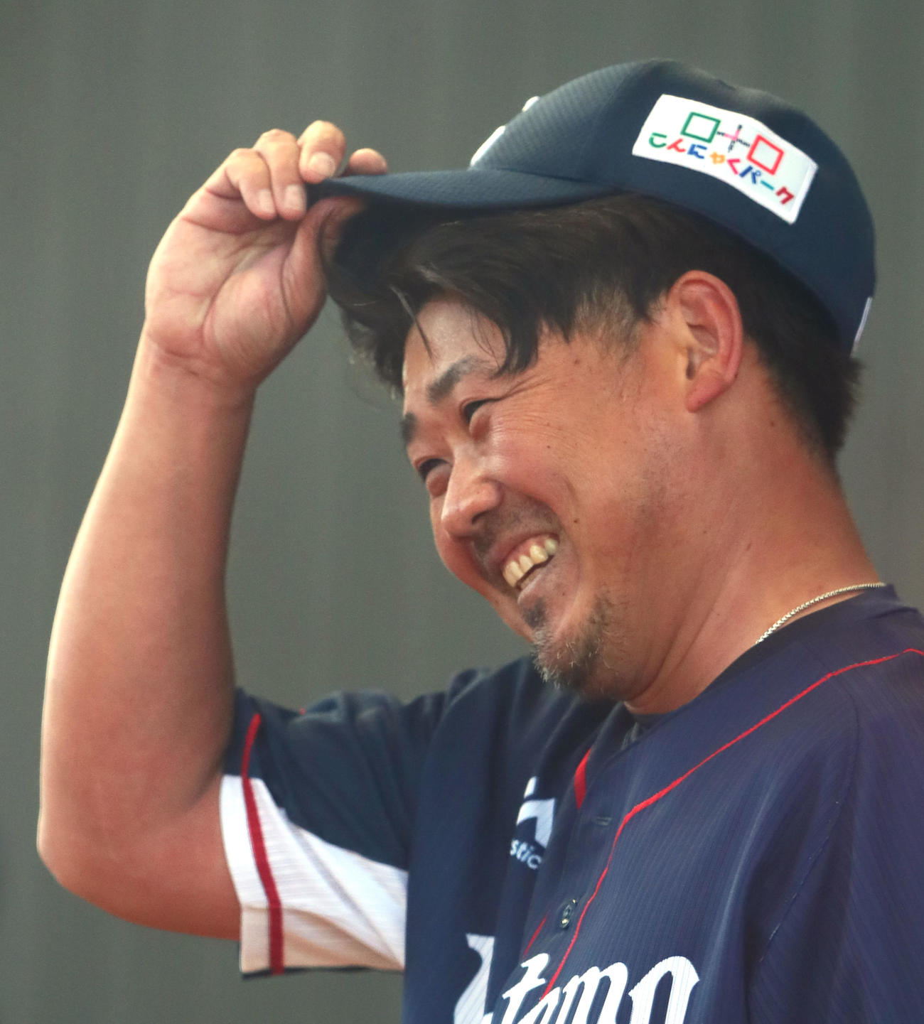 ブルペンでの熱投を終え、集まったファンからの拍手に笑顔を見せる西武松坂投手。その表情からキャンプでの充実ぶりを感じました（撮影・足立雅史）