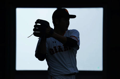ブルペンで投球フォームを確認する巨人の投手。上半身から始動するこの新フォームを宮崎キャンプで念入りに確かめているのは・・・？正解は、2月3日の日刊スポーツをチェックしてみてください！（撮影・加藤諒）