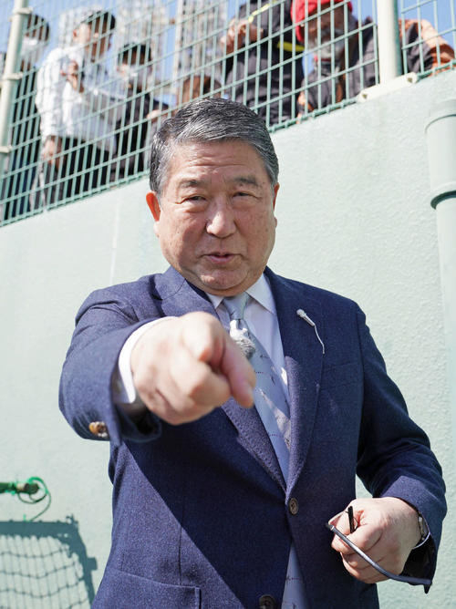 「徳光和夫の週刊ジャイアンツ」の取材でグラウンドに登場した徳光和夫氏（撮影・加藤諒）
