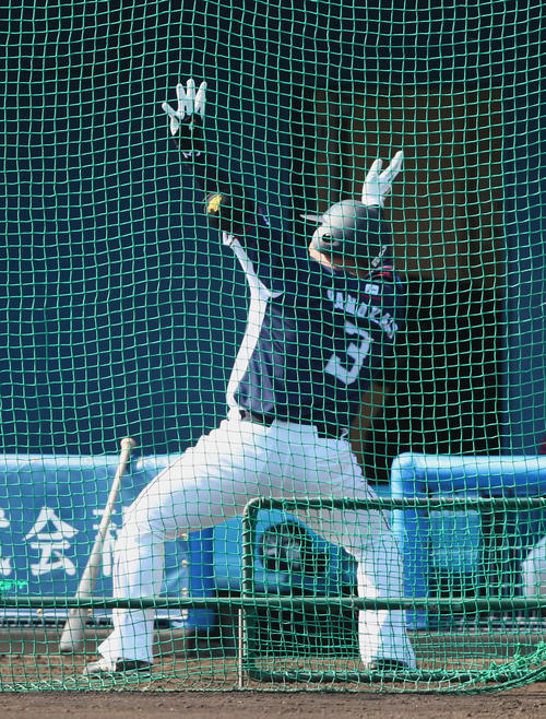 西武山川はシート打撃で本塁打を放ち「どすこいポーズ」（撮影・足立雅史）