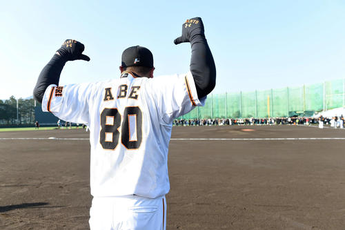 「80」番のユニホームを披露した巨人阿部慎之助2軍監督（撮影・たえ見朱実）