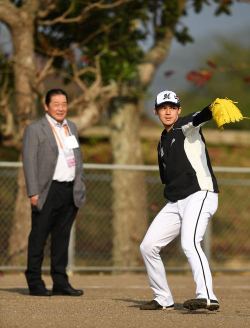 キャッチボールするロッテ佐々木（右）。左は梨田昌孝氏（撮影・横山健太）