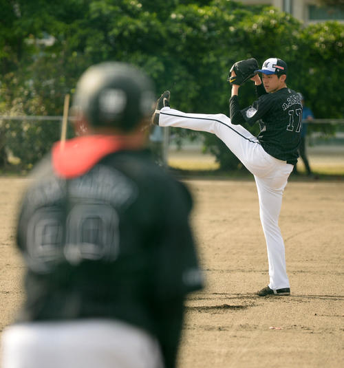 ブルペン捕手相手に18．44mの距離でキャッチボールするロッテ佐々木朗（撮影・横山健太）