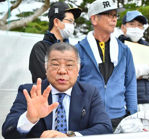 阪神キャンプを視察する掛布雅之氏（撮影・上田博志）