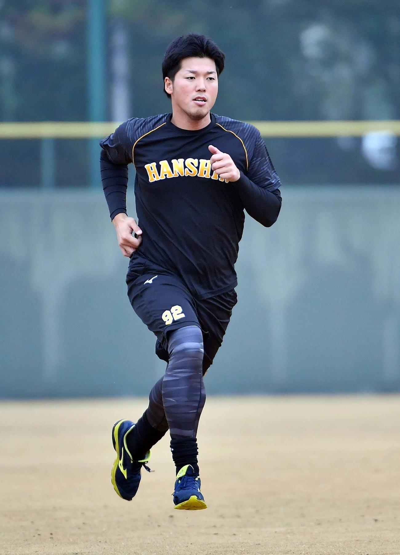 2019年12月18日、ランニングをして汗を流す伊藤和雄（撮影・上田博志）