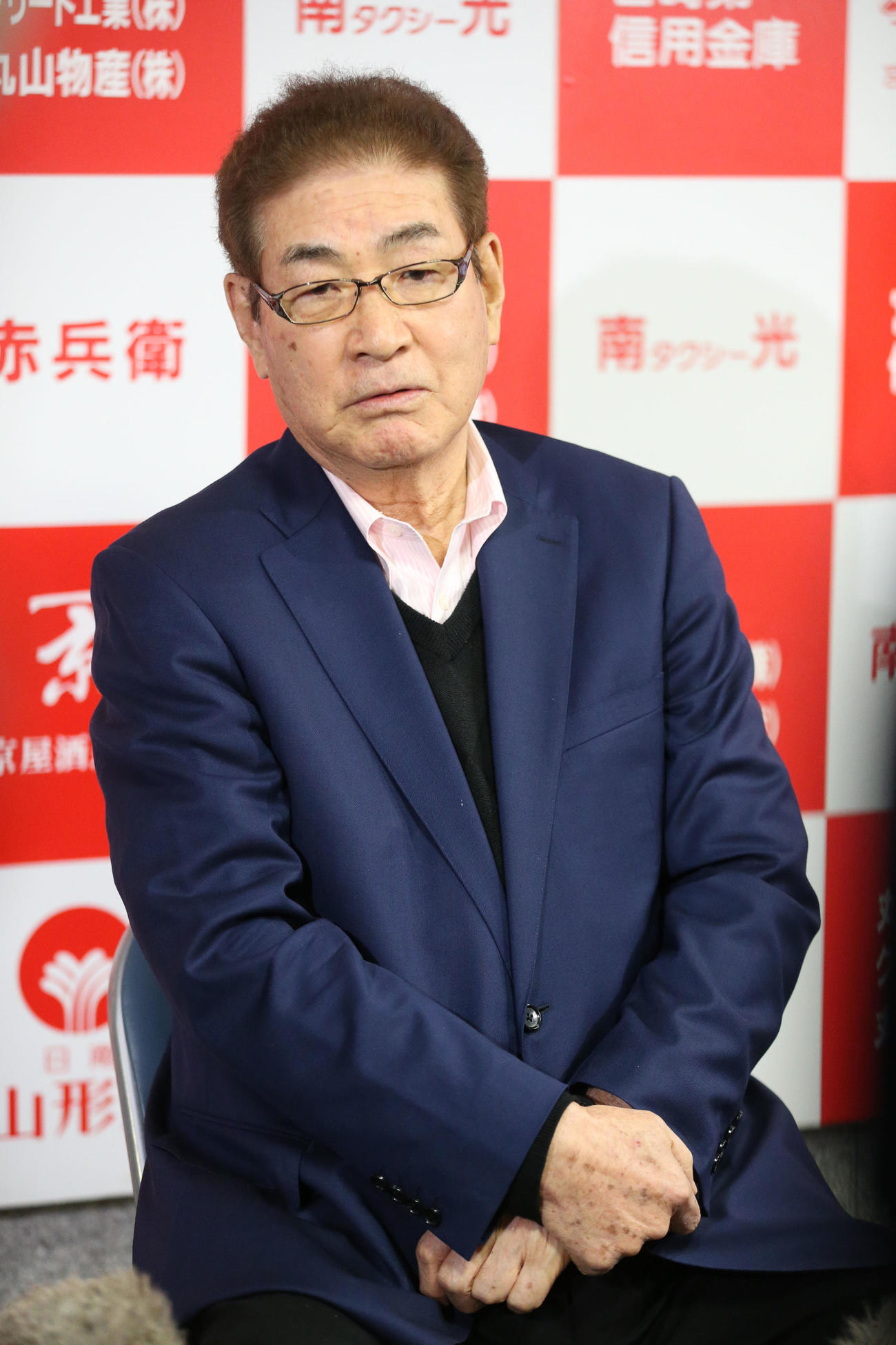 8日、広島キャンプを視察に訪れた山本浩二氏
