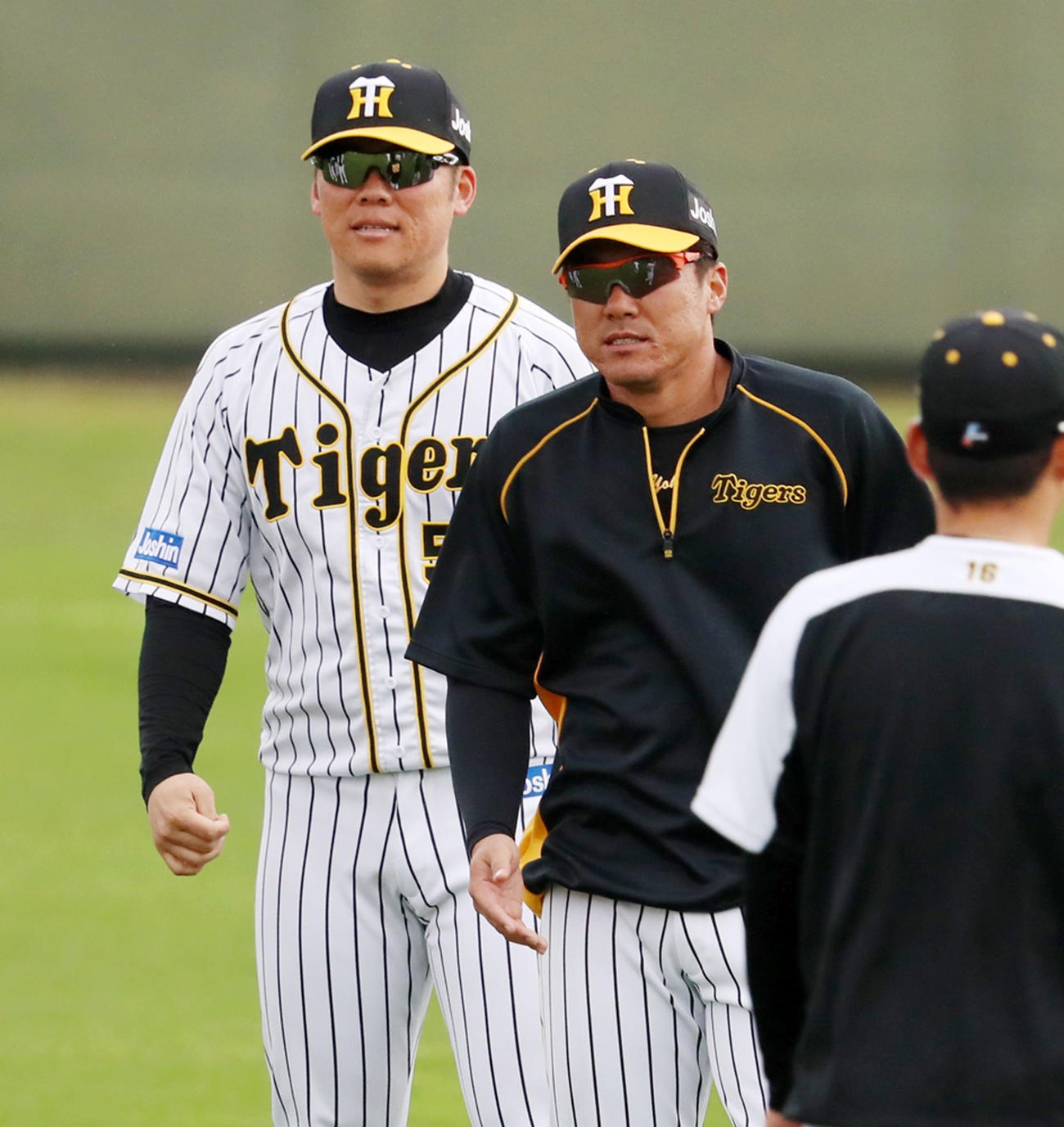 どちらが本物の陽川でしょう…本物は右。左は陽川似の藤本通訳でした（撮影・加藤哉）