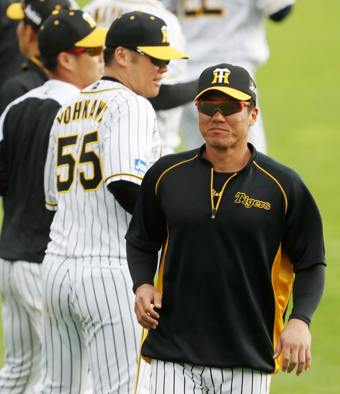 練習する阪神陽川が2人…左は陽川似の藤本通訳でした（撮影・加藤哉）
