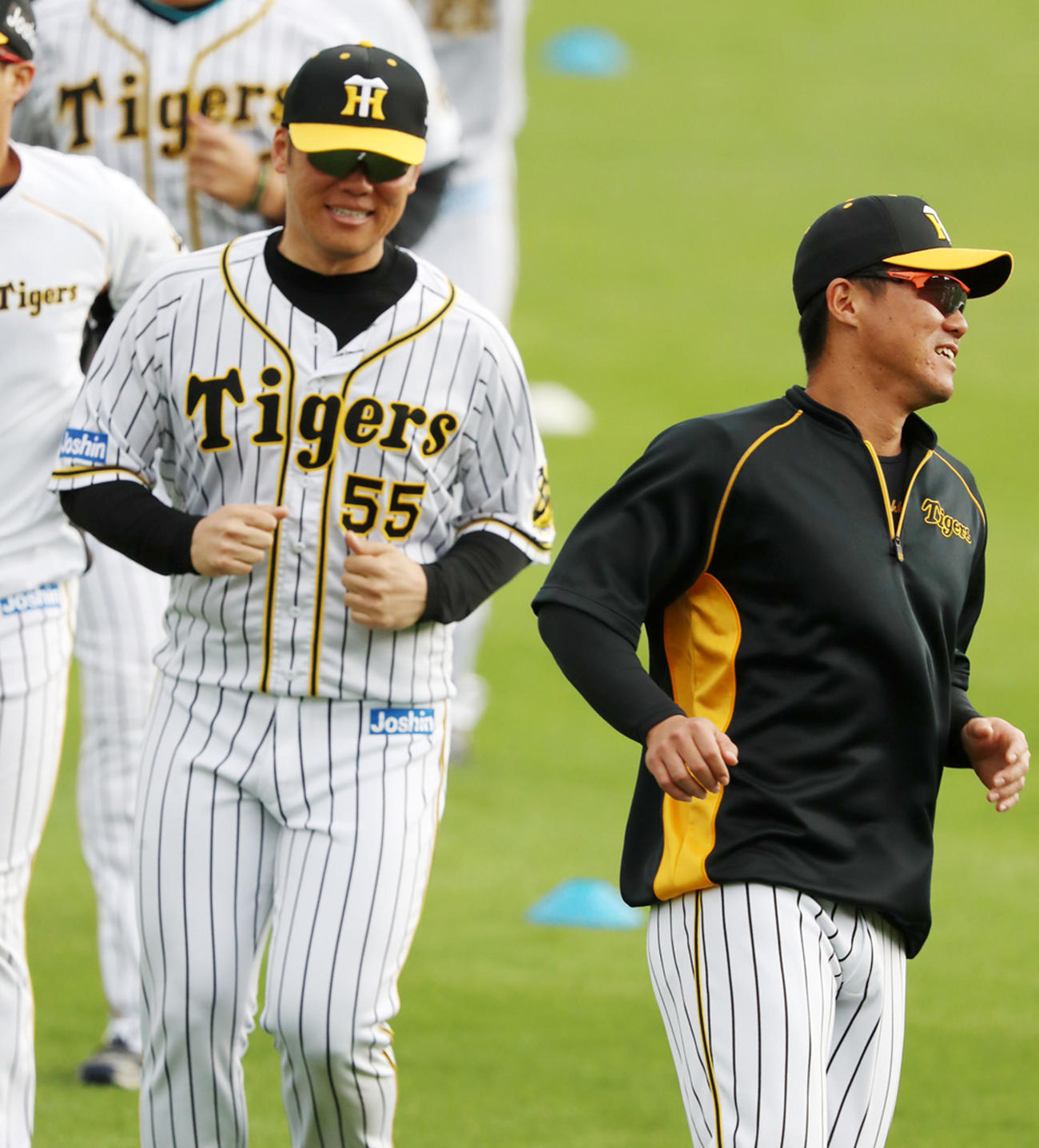 練習する阪神陽川が2人…左は陽川似の藤本通訳でした（撮影・加藤哉）