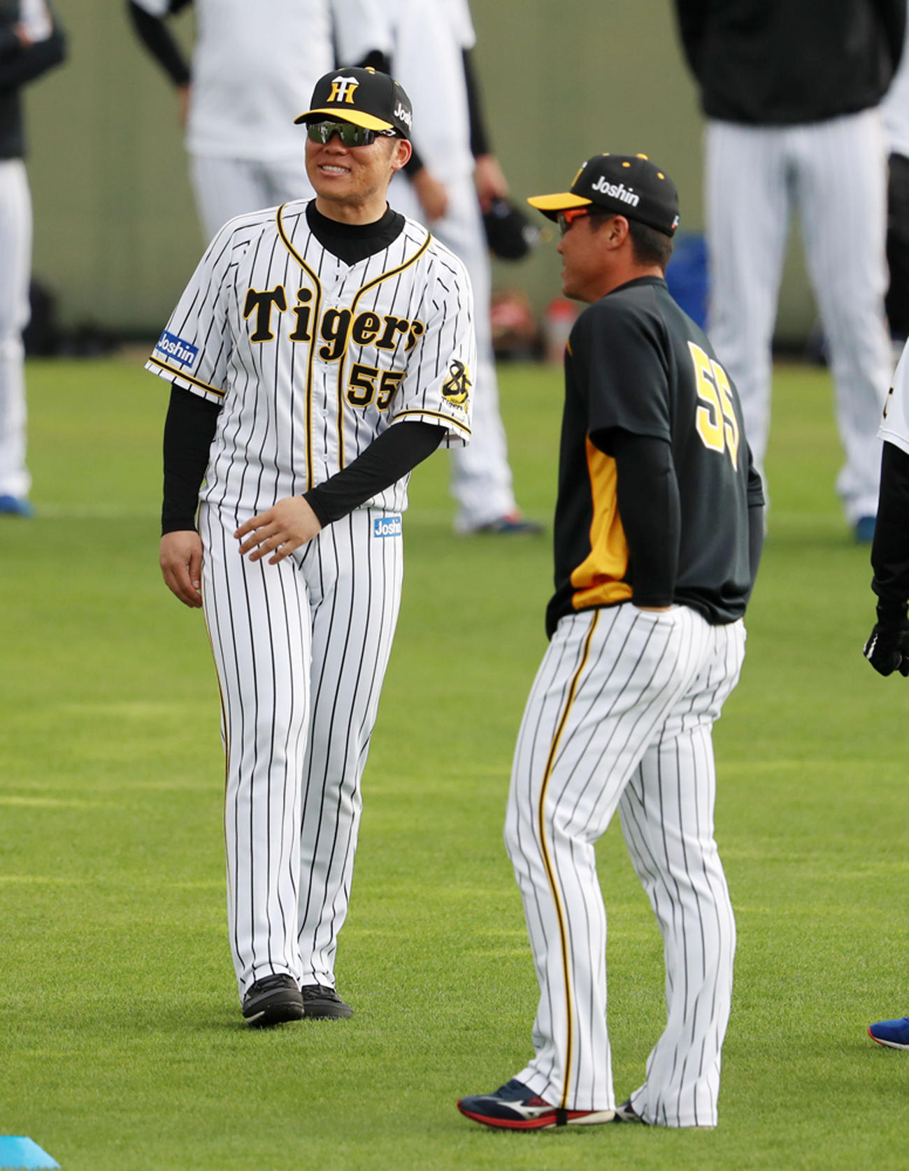 練習する陽川が2人…左は陽川似の藤本通訳でした（撮影・加藤哉）