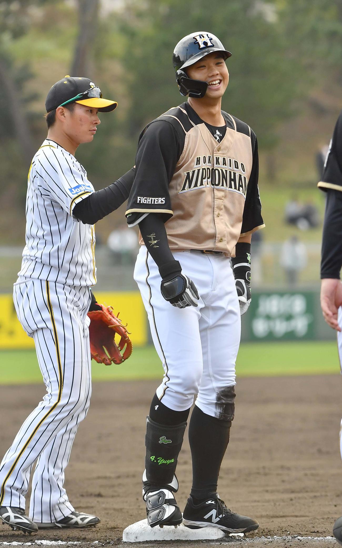阪神対日本ハム練習試合　8回表日本ハム2死二塁、右翼線へ三塁打を放ち笑顔を見せる谷口（撮影・上田博志）