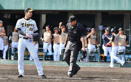 阪神対日本ハム練習試合　5回表日本ハム無死一、三塁、暴投で高浜（右から2人目）の生還を許し悔しそうな表情を見せる小野（撮影・上田博志）