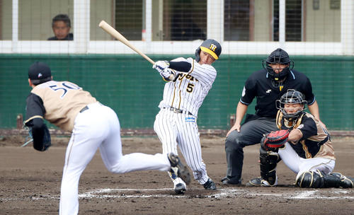 阪神対日本ハム　6回裏阪神1死二塁、近本は右越え2点本塁打を放つ（撮影・加藤哉）