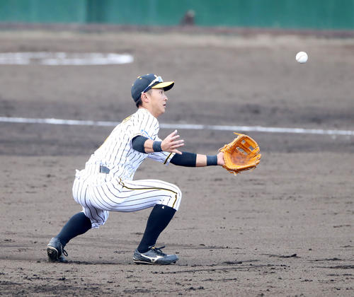 阪神対日本ハム　8回表日本ハム1死、熊谷は松本の打球を捕球できず（撮影・加藤哉）