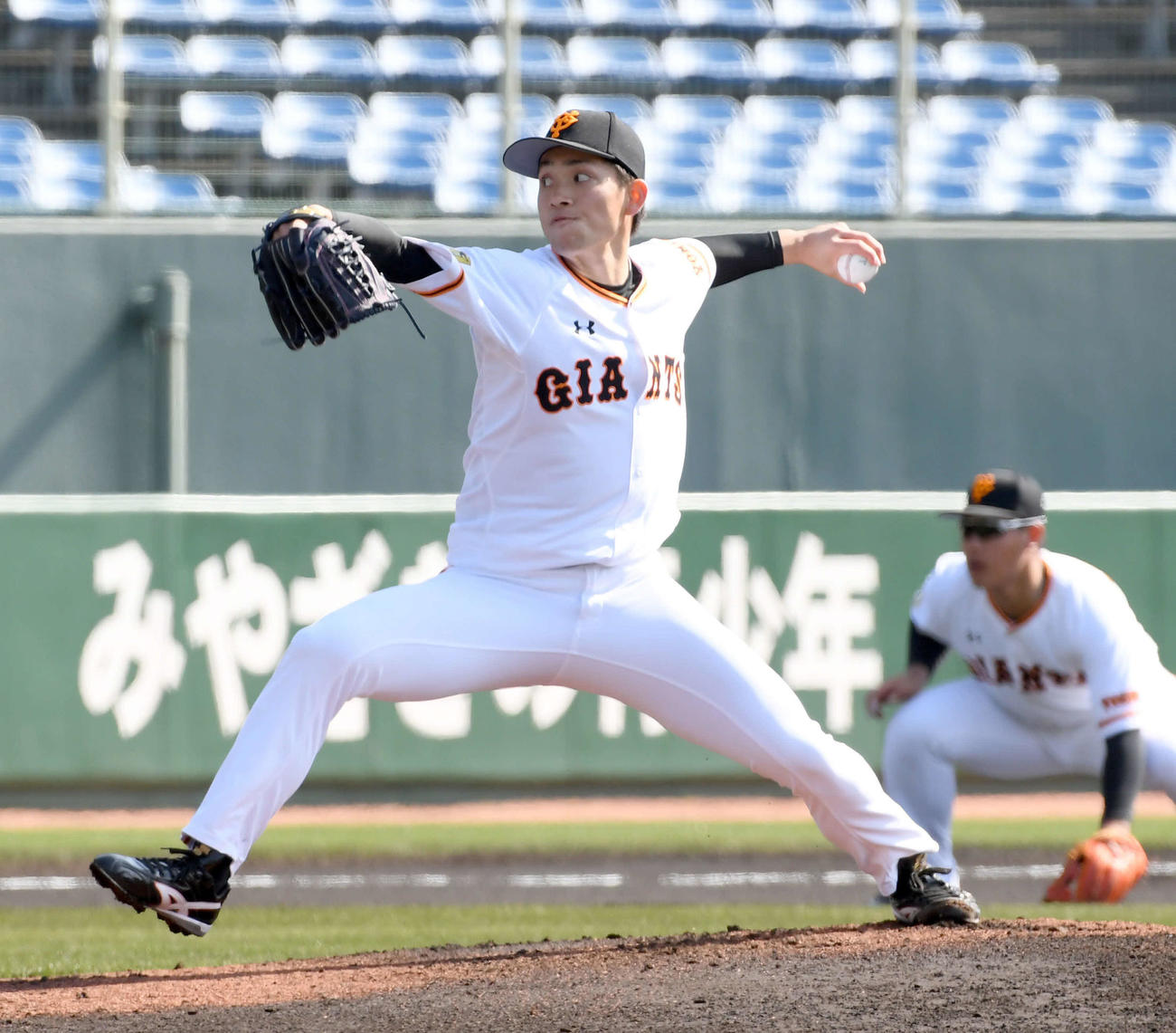 巨人紅白戦　白組先発の高橋（撮影・たえ見朱実）