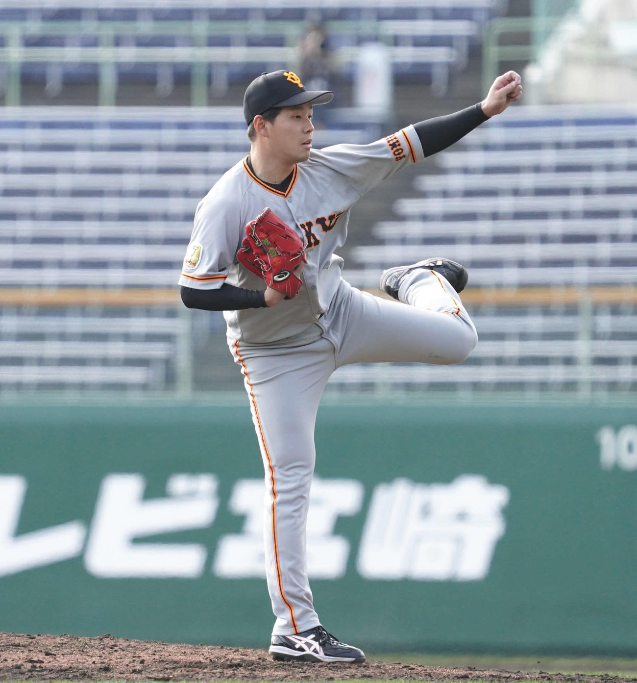 紅組対白組　6回、力投する紅組4番手の大江（撮影・加藤諒）