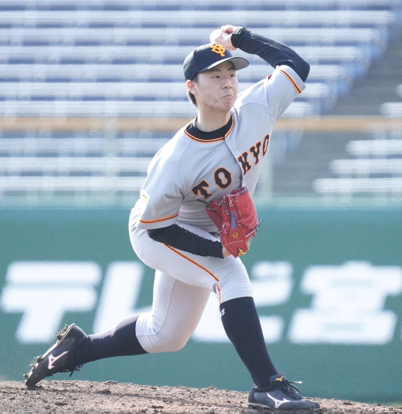 紅組対白組　7回、力投する紅組5番手の巽（撮影・加藤諒）