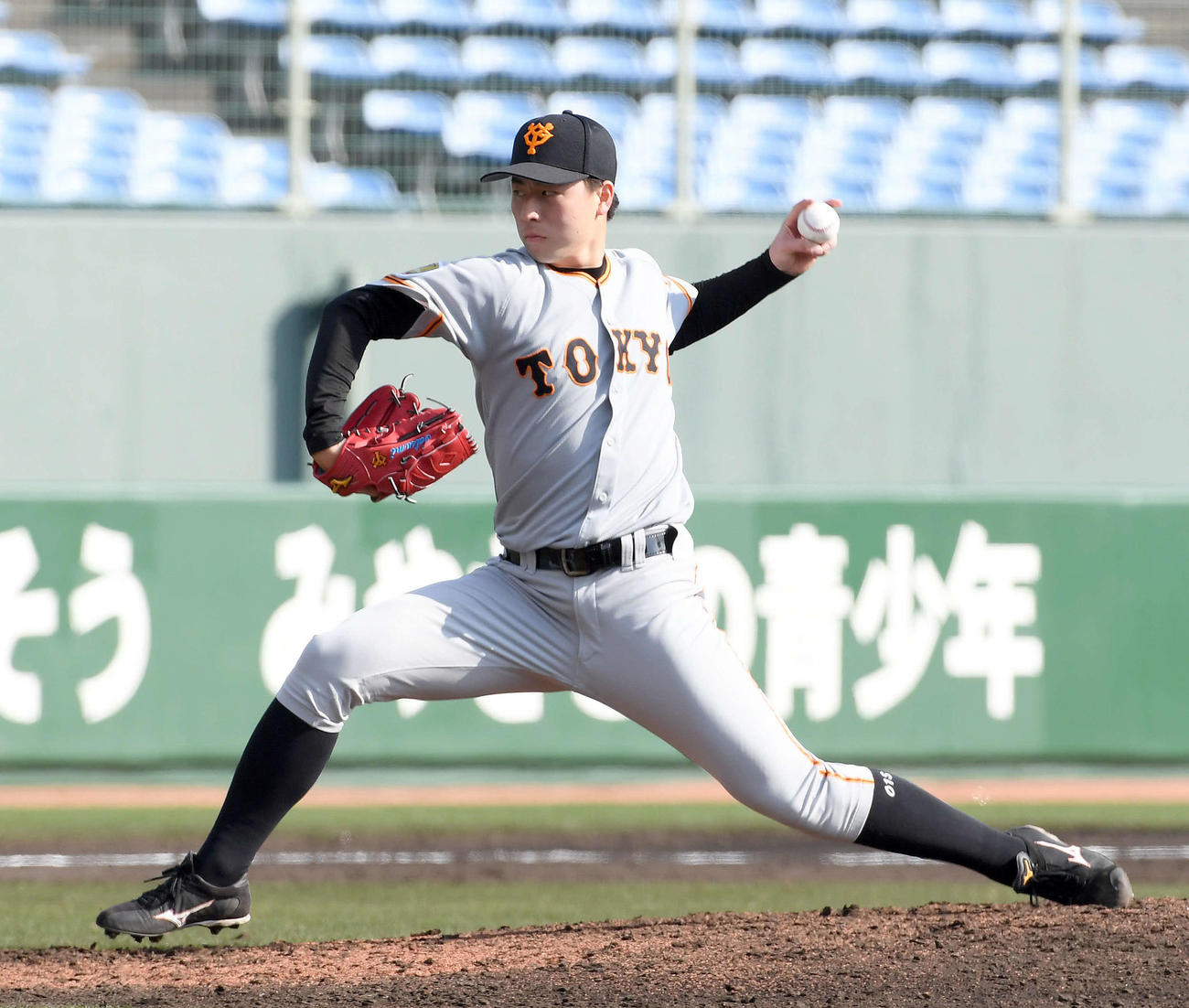 紅白戦　7回、マウンドに上がった育成の巽（撮影・たえ見朱実）