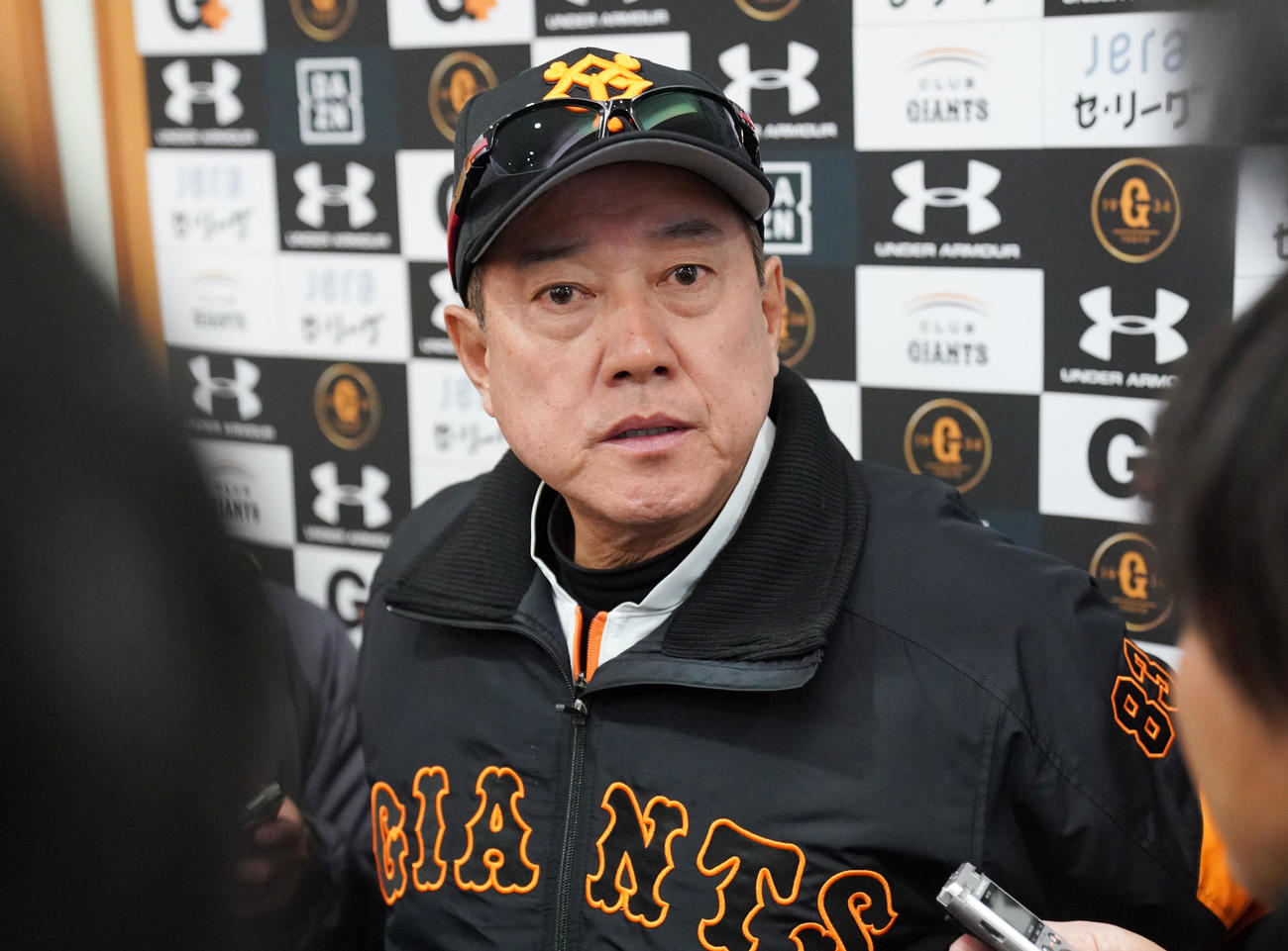 紅白戦を終え、記者の取材に応える巨人原監督（撮影・加藤諒）
