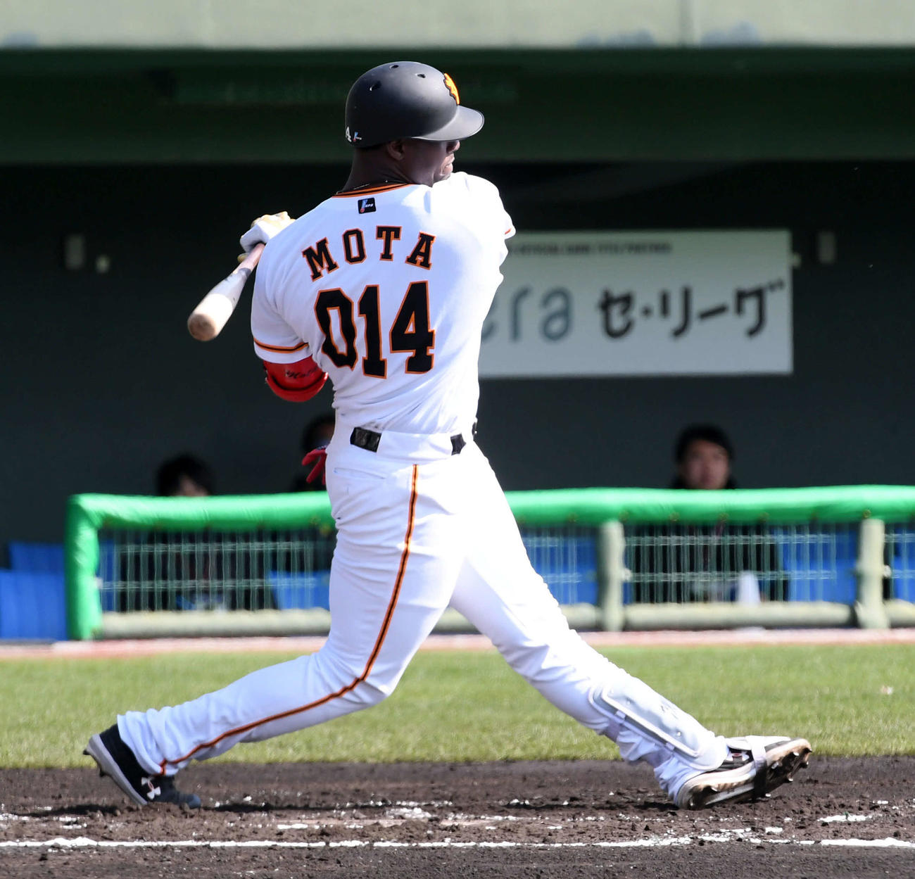 紅白戦　1回表白組2死、空振り三振に倒れるモタ（撮影・たえ見朱実）