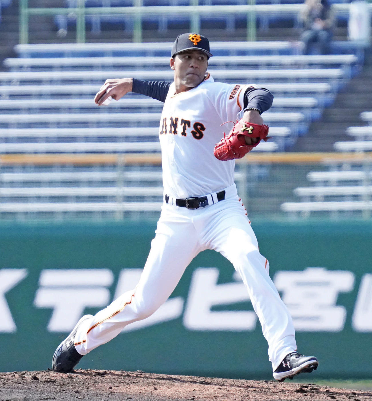紅組対白組　3回、力投する白組2番手のディプラン（撮影・加藤諒）