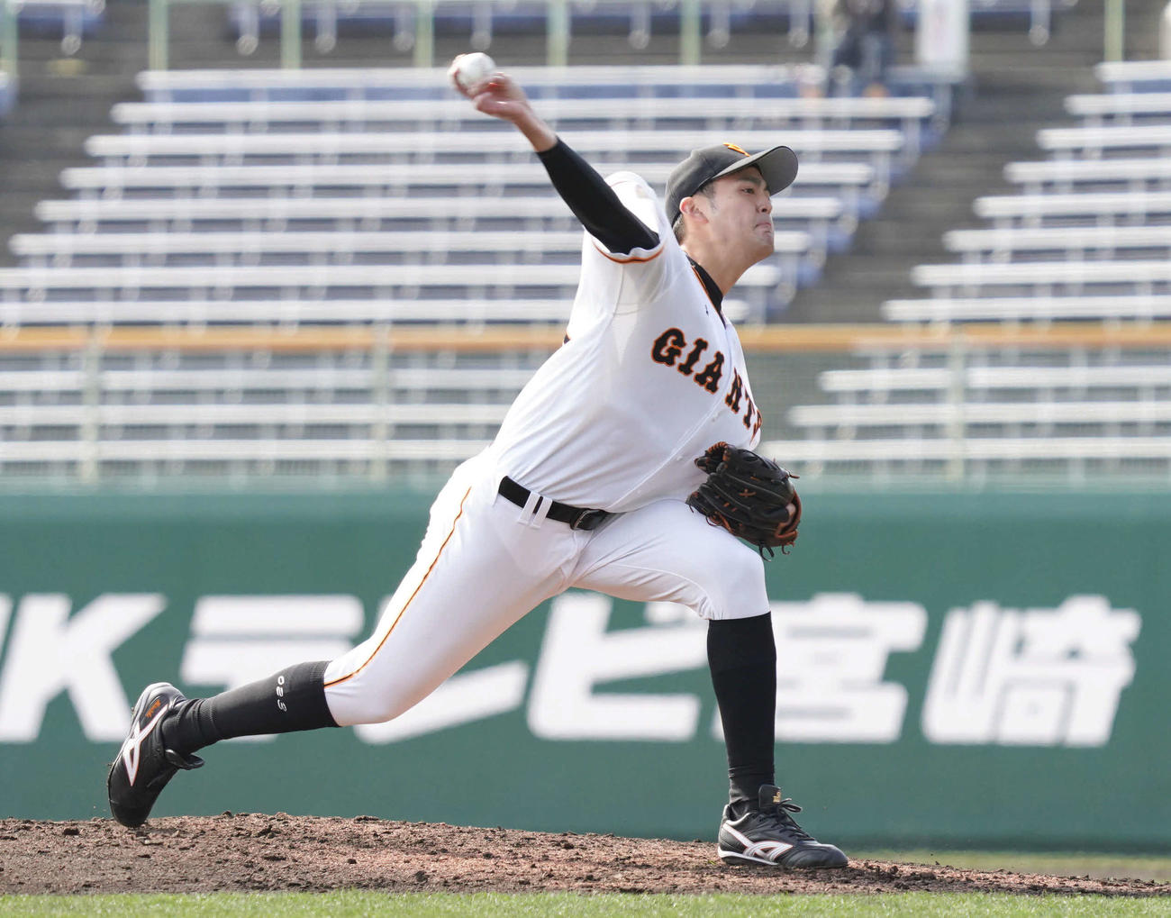 紅組対白組　5回、力投する白組4番手の与那原（撮影・加藤諒）