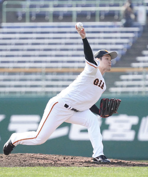 紅組対白組　6回、力投する白組5番手の鍵谷（撮影・加藤諒）