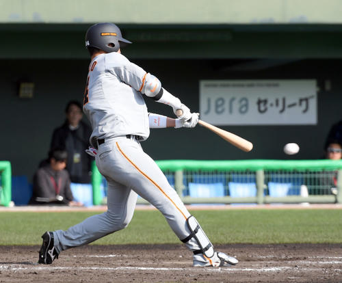紅白戦　7回表紅組1死、右前安打を放つ大城（撮影・たえ見朱実）