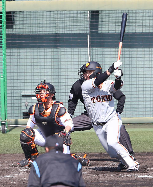 白組対紅組　3回表紅組1死満塁、右翼線に2点適時二塁打を放つ石川（撮影・河野匠）