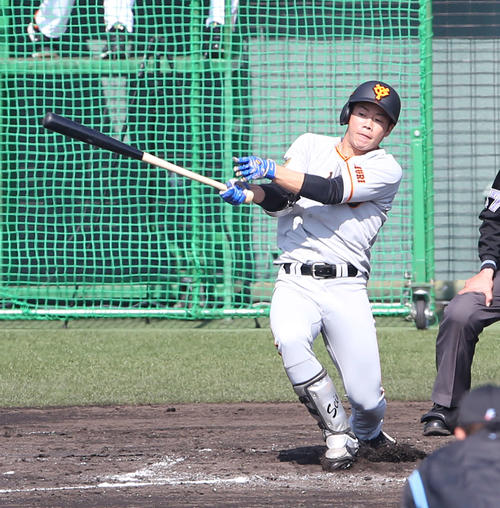 白組対紅組　3回表紅組1死二塁、右前に先制の適時打を放つ松原（撮影・河野匠）