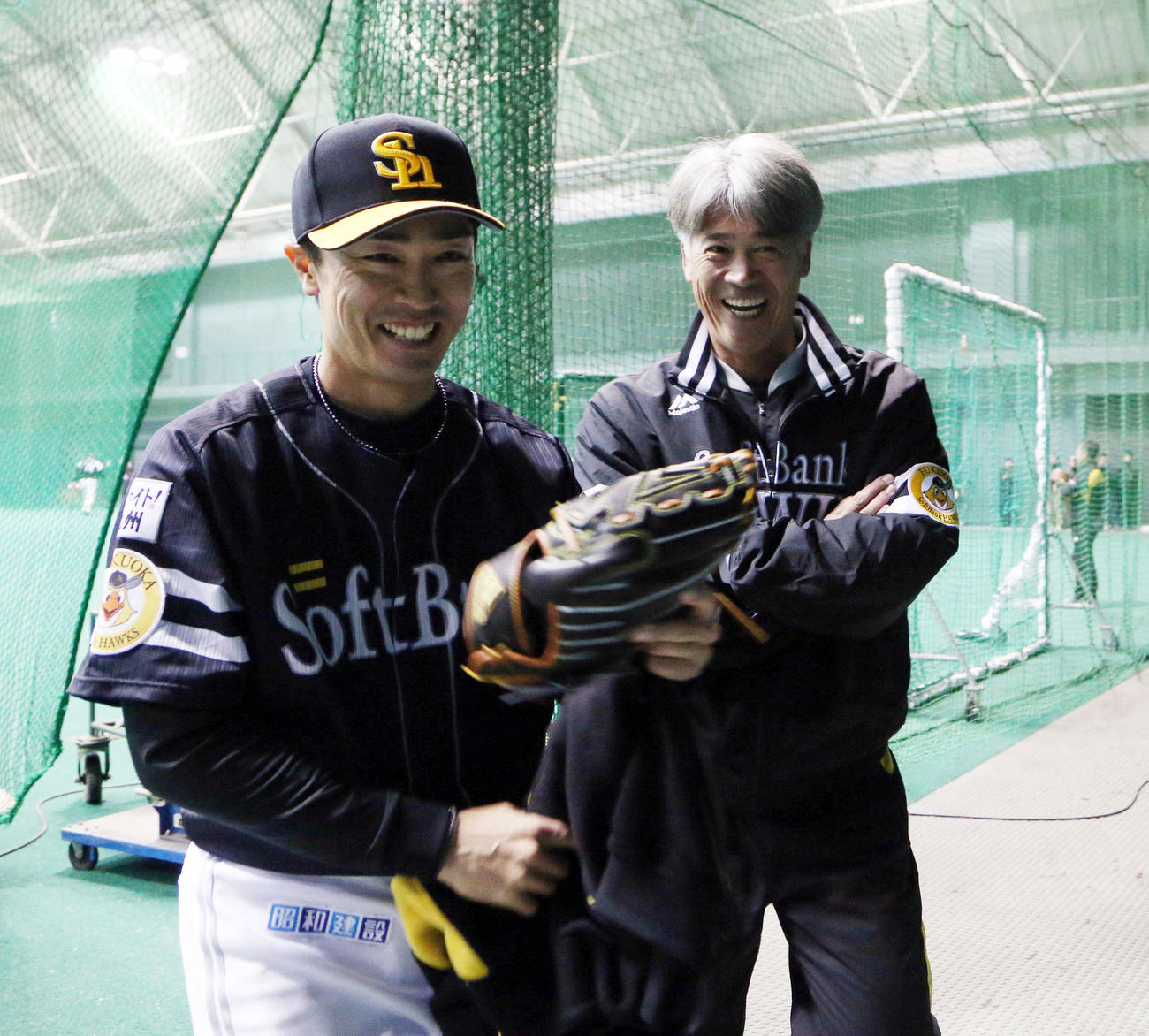ソフトバンク和田（左）と笑顔を見せる城島球団会長付特別アドバイザー（撮影・栗木一考）