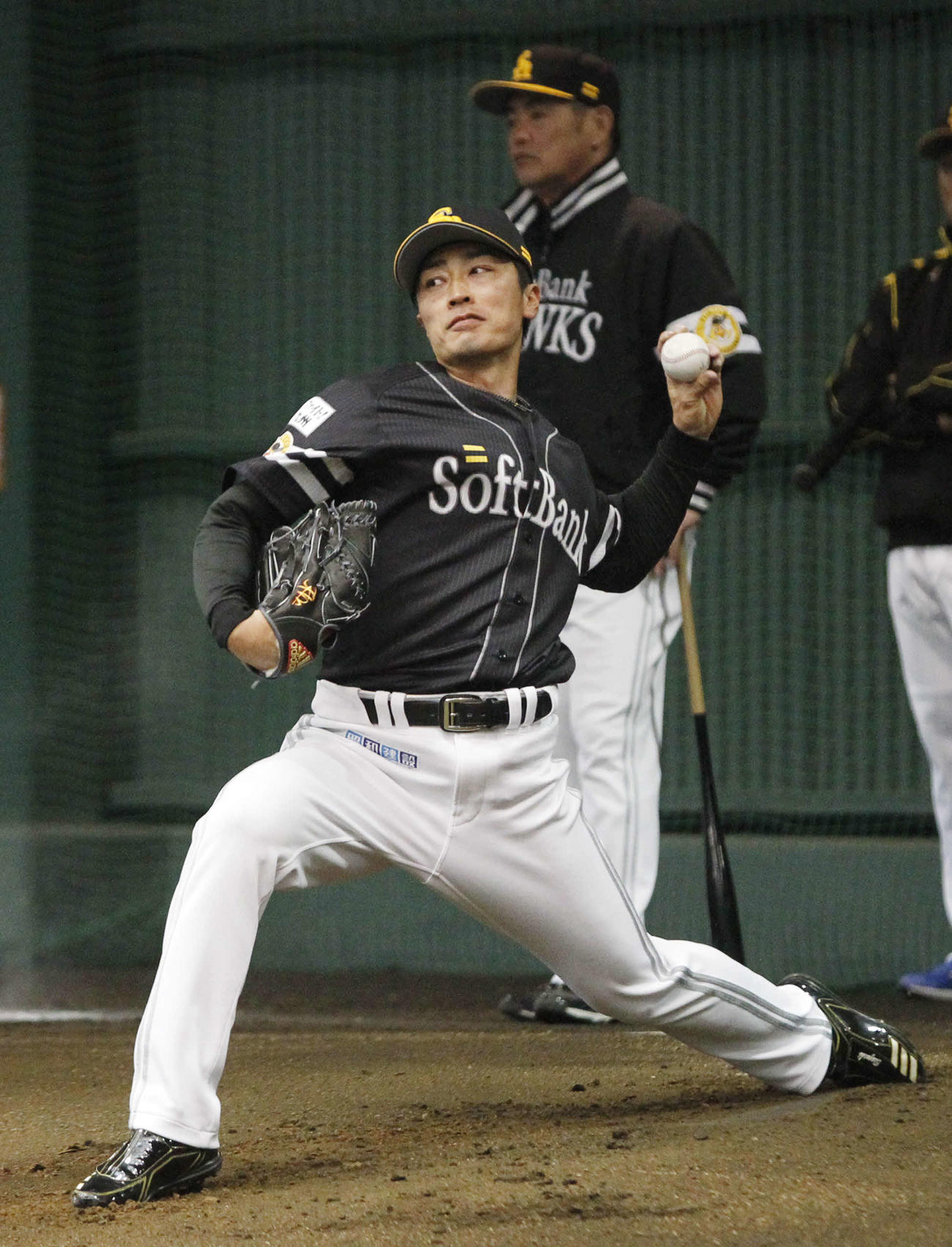 ソフトバンク工藤監督が見守るブルペンで、投げ込む和田（撮影・菊川光一）